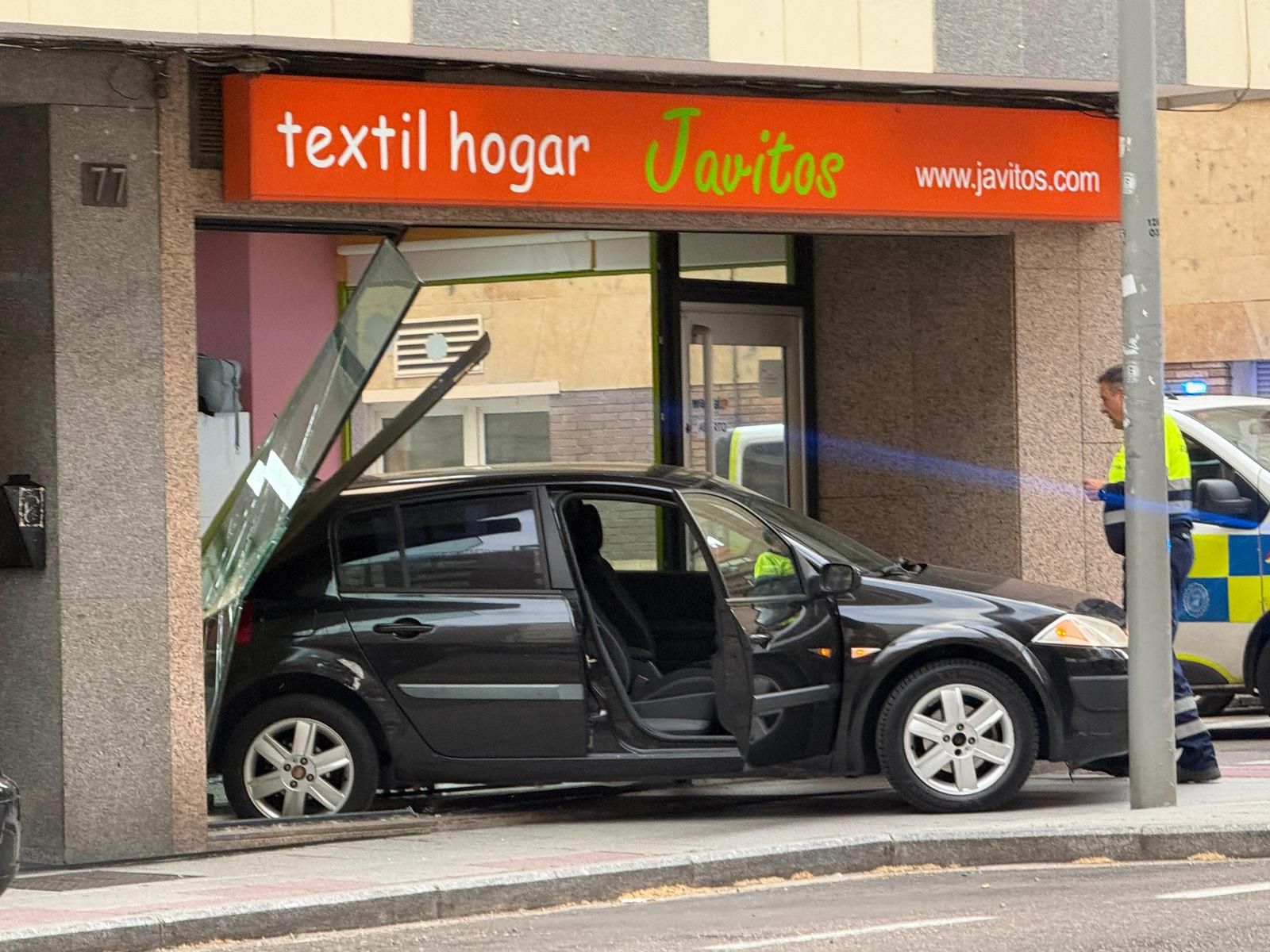 Un turismo choca contra un escaparate en la avenida de Villamayor