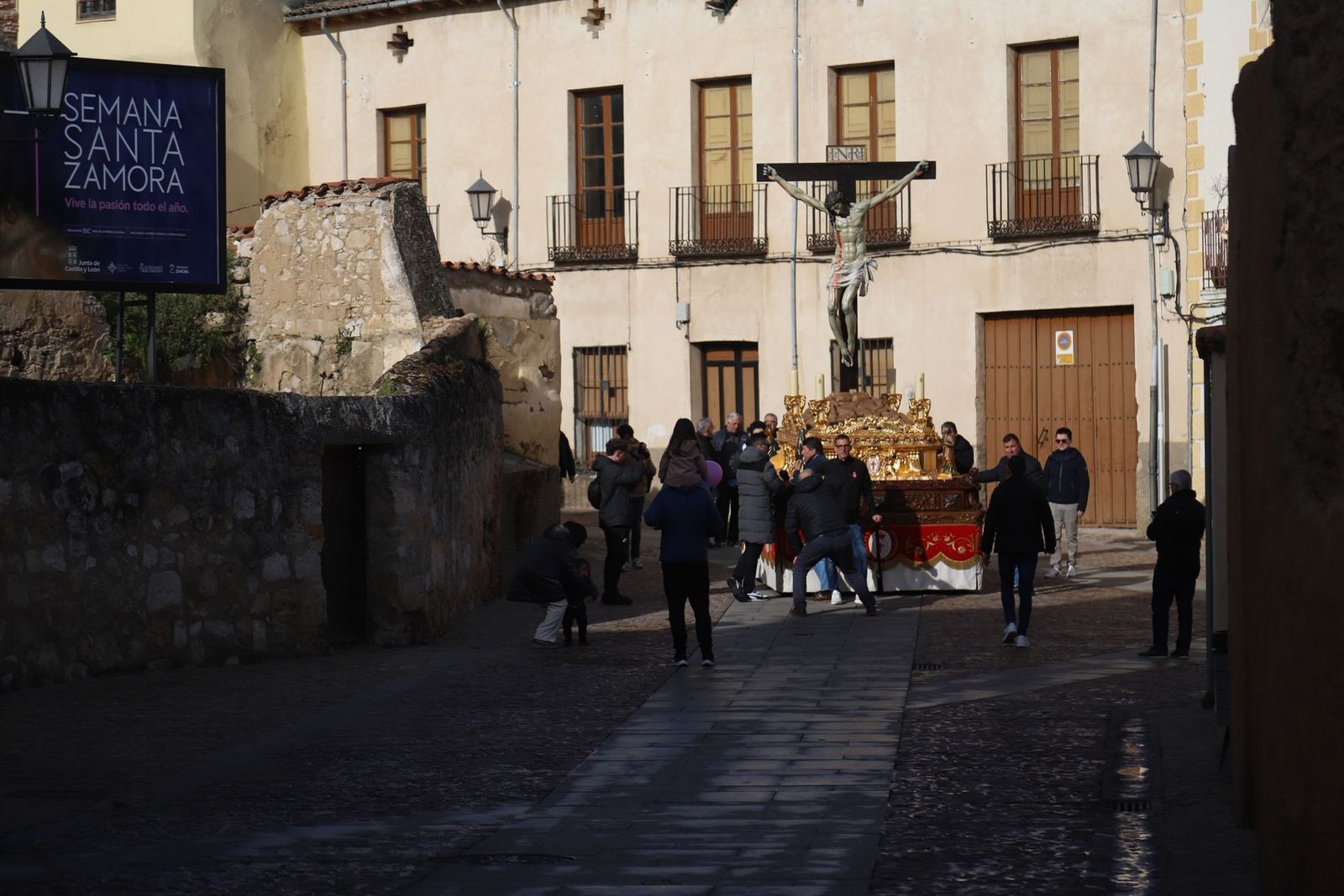 GALERÍA | Colocación del Cristo de las Injurias en su mesa procesional