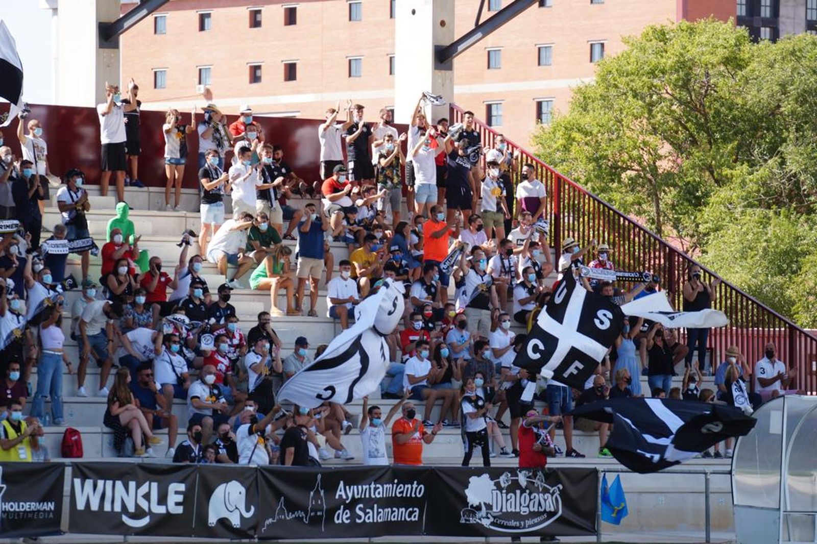 Aficionados de Unionistas en el Reina Sofía / FOTO SALAMANCA24HORAS.COM Aficionados de Unionistas en el Reina Sofía / FOTO SALAMANCA24HORAS.COM
