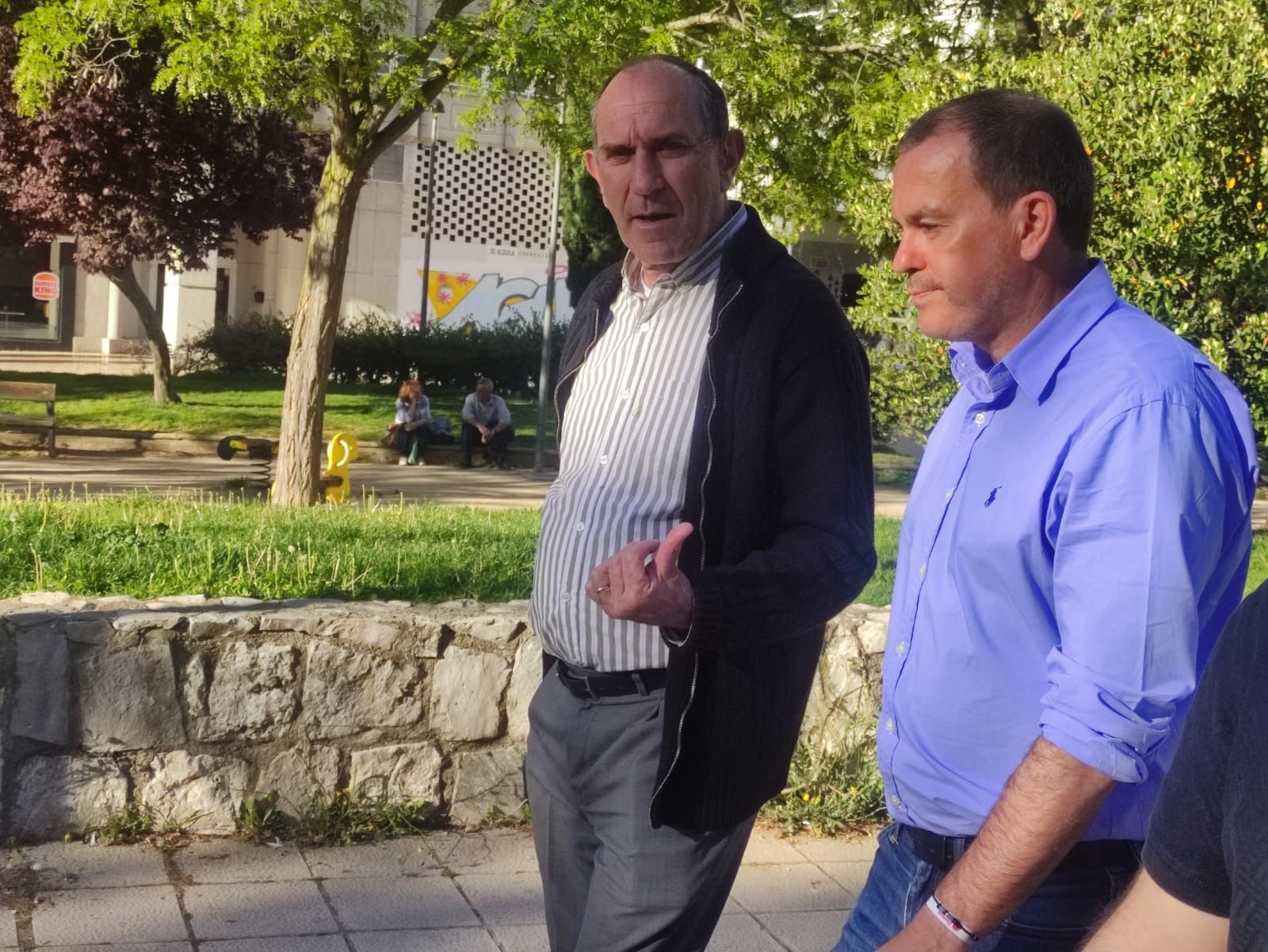 Francisco Requejo y el presidente de la Asociación de Vecinos de Las Viñas visitan el barrio