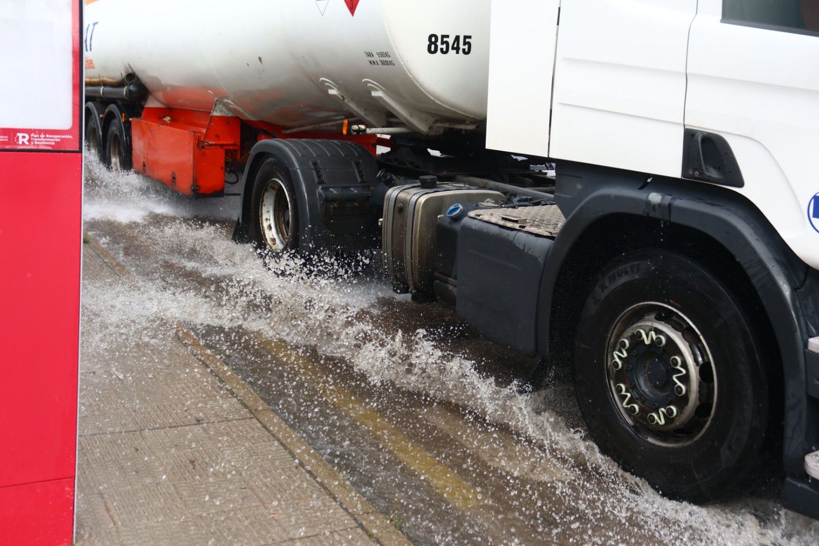 Grandes balsas de agua anegan parte del polígono de los Villares tras la tormenta