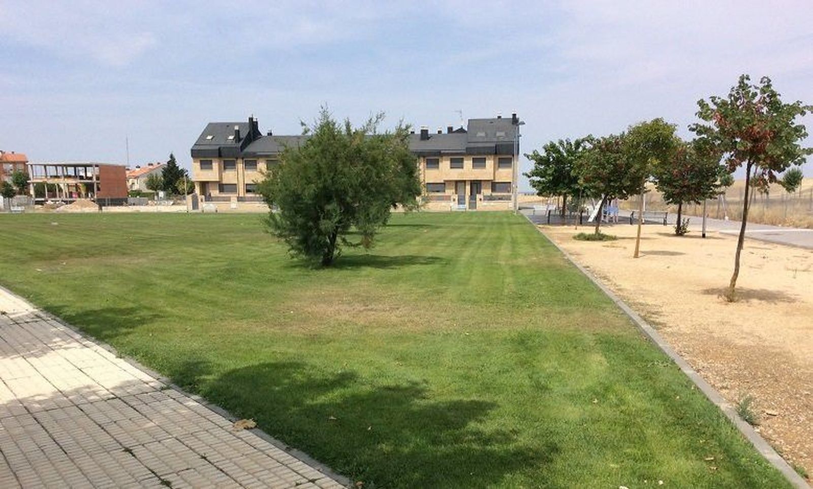 El Ayuntamiento de Villares de la Reina construirá cuatro parques y una pista multideporte