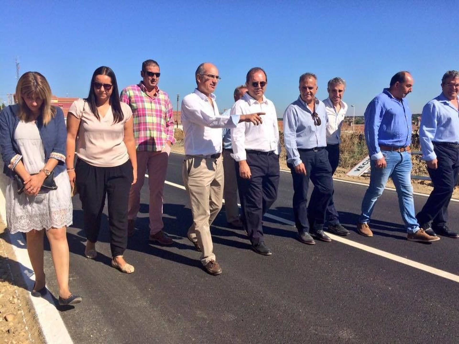 Visita institucional a la carretera recién arreglada entre Vecinos y Las Veguillas Visita institucional a la carretera recién arreglada entre Vecinos y Las Veguillas
