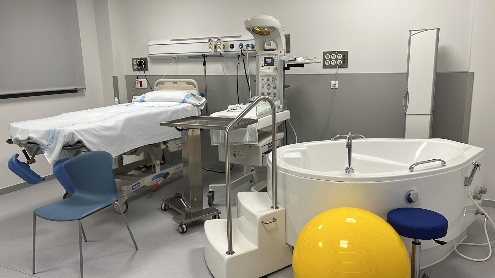 Bañera para dilatación y parto del Hospital de Salamanca. Foto de archivo