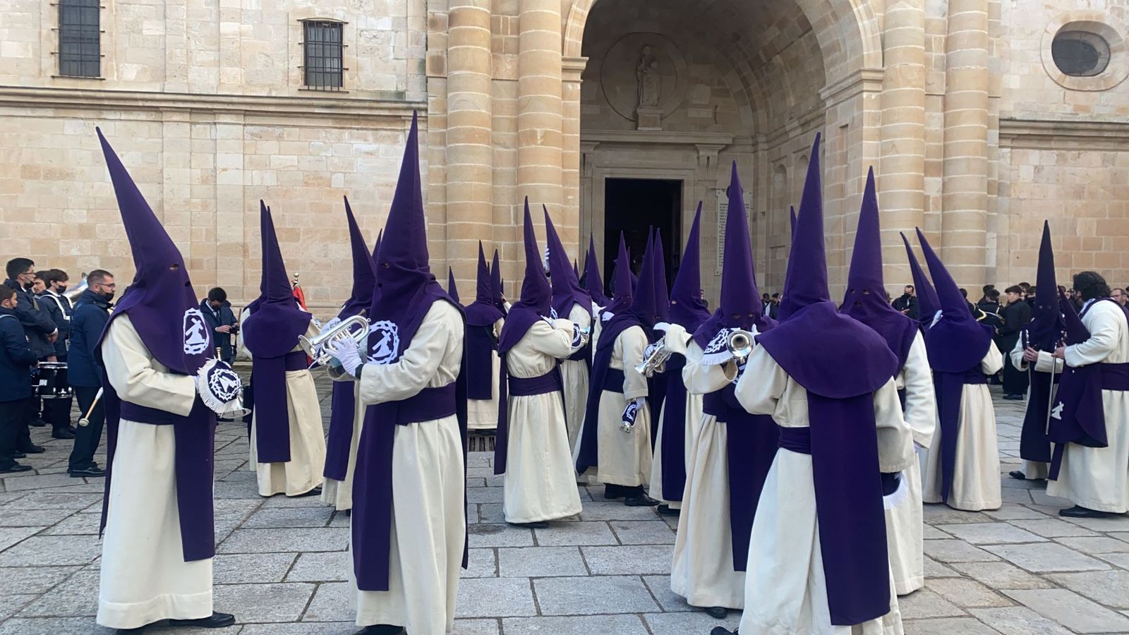 Los cofrades preparados para la salida del desfile