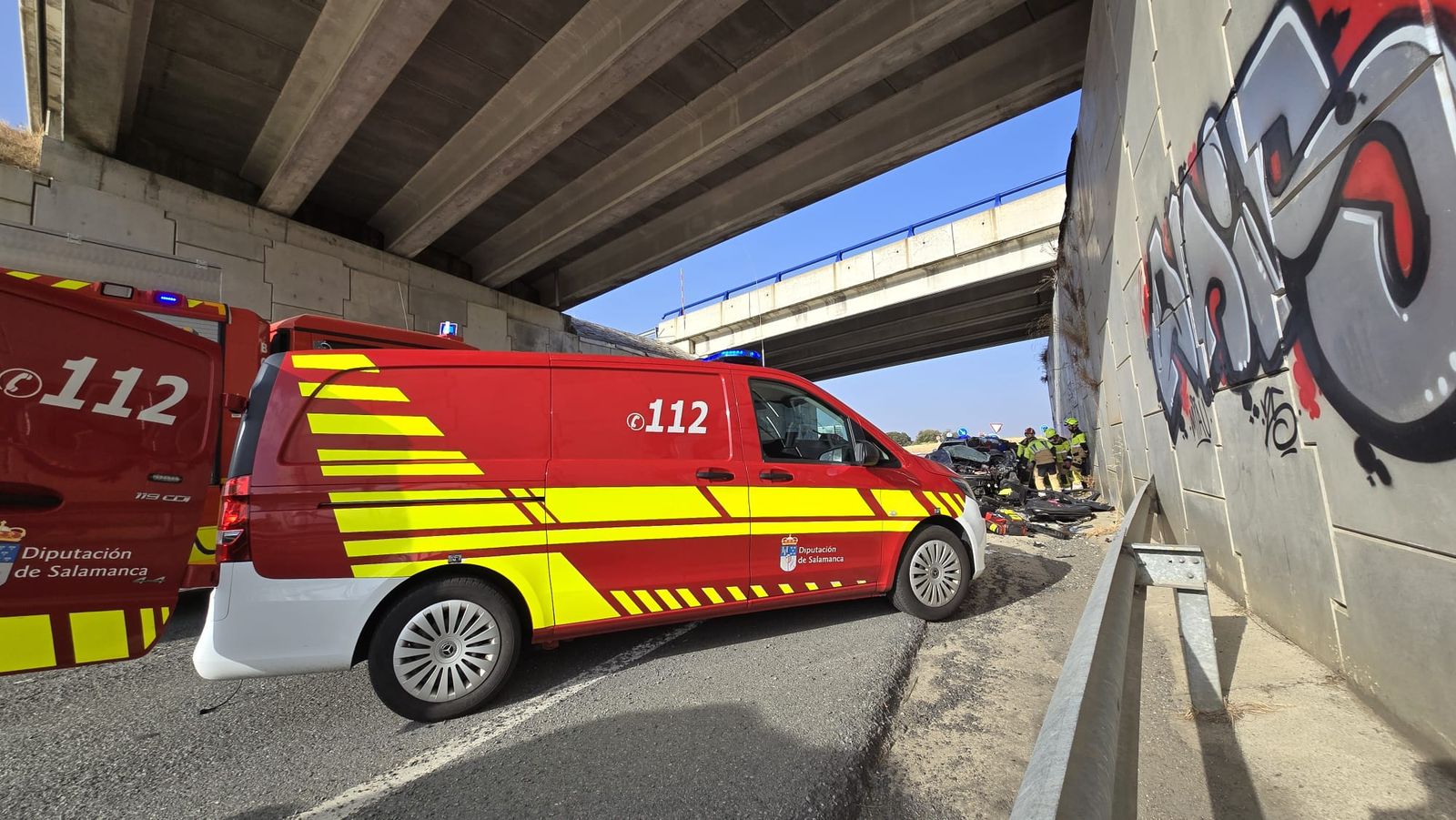 Un vehículo se precipita a unos siete metros de altura desde la A-66 a la N-630