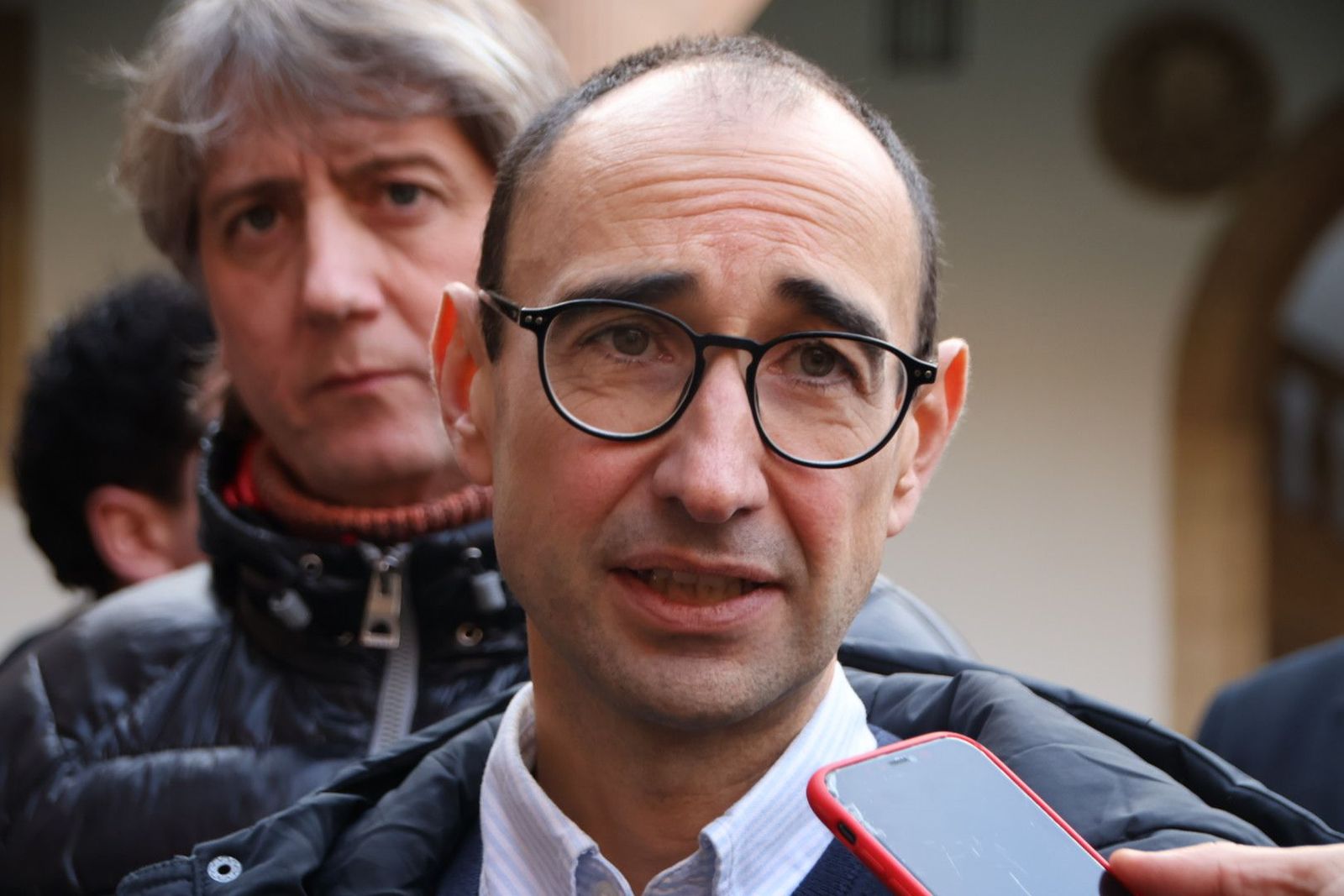 Carlos Martínez, atiende a los medios de comunicación junto a David Serrada, antes del encuentro con la militancia