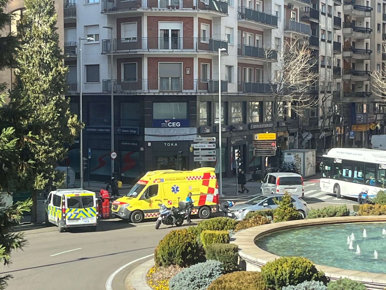 Herido un joven tras chocar su patinete contra un turismo en la rotonda de la Puerta de Zamora