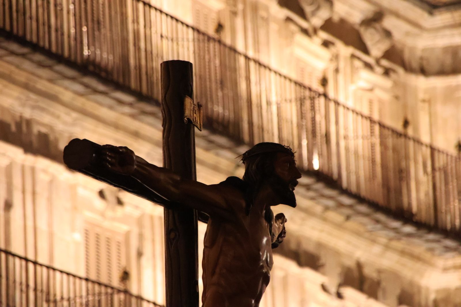 Emotivo desfile por el centenario de Seráfica Hermandad de Nazarenos con gran presencia de niños