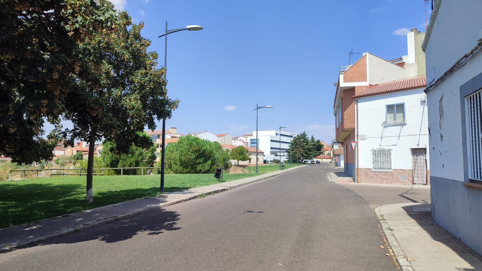Cielos despejados. Sol. Barrio de San Lázaro.