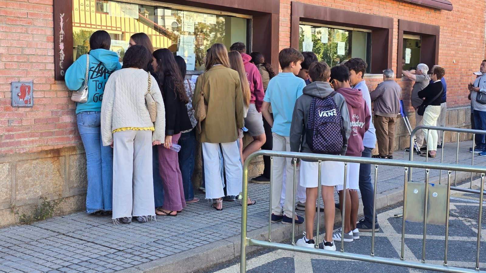 Colas en el día de apertura de renovación de los abonos para los toros (5).jpg