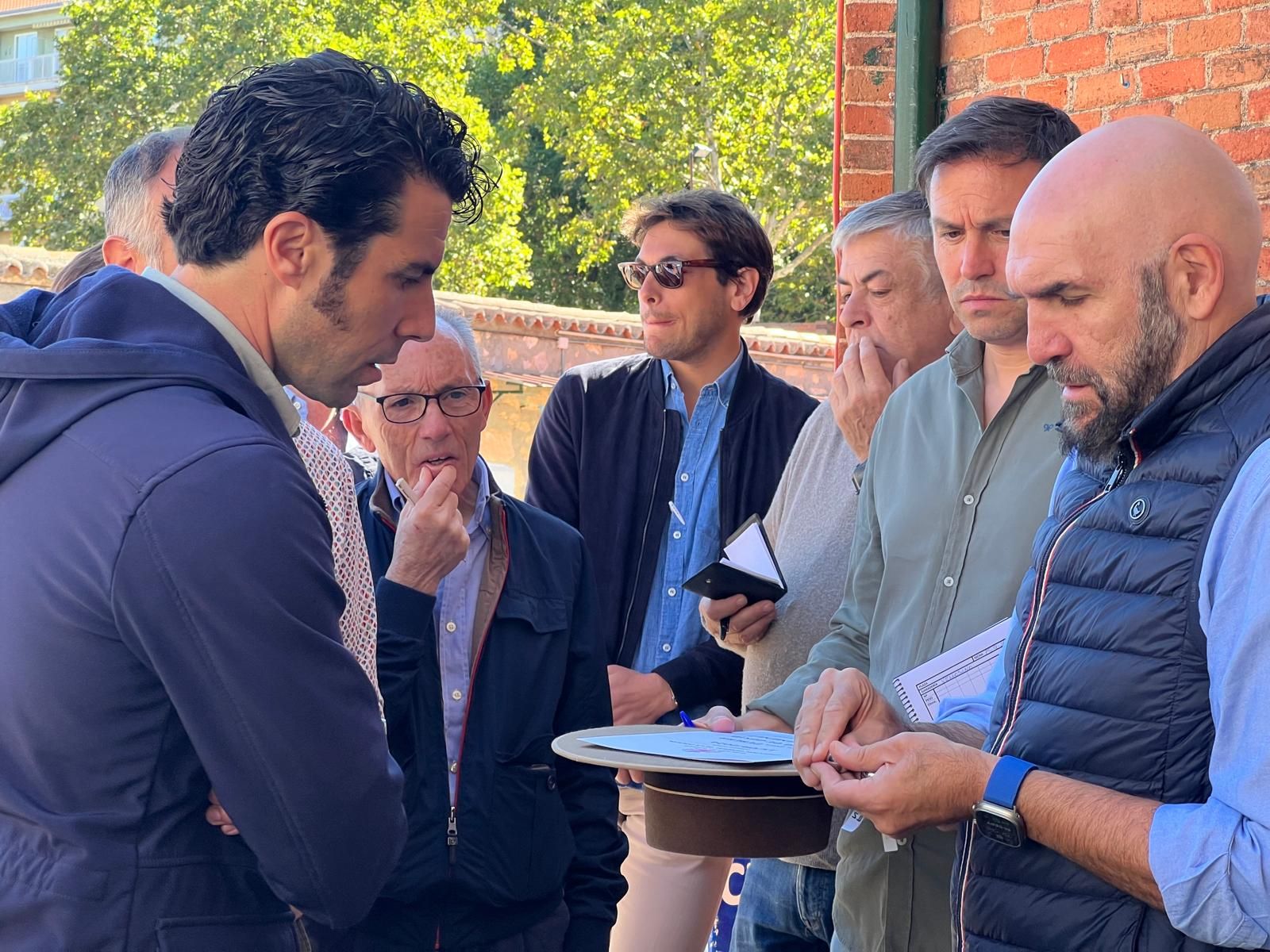 ambiente-durante-el-sorteo-de-los-toros-del-vellosino-en-la-glorieta-domingo-15-de-septiembre-de-2024-fotos-s24h-37