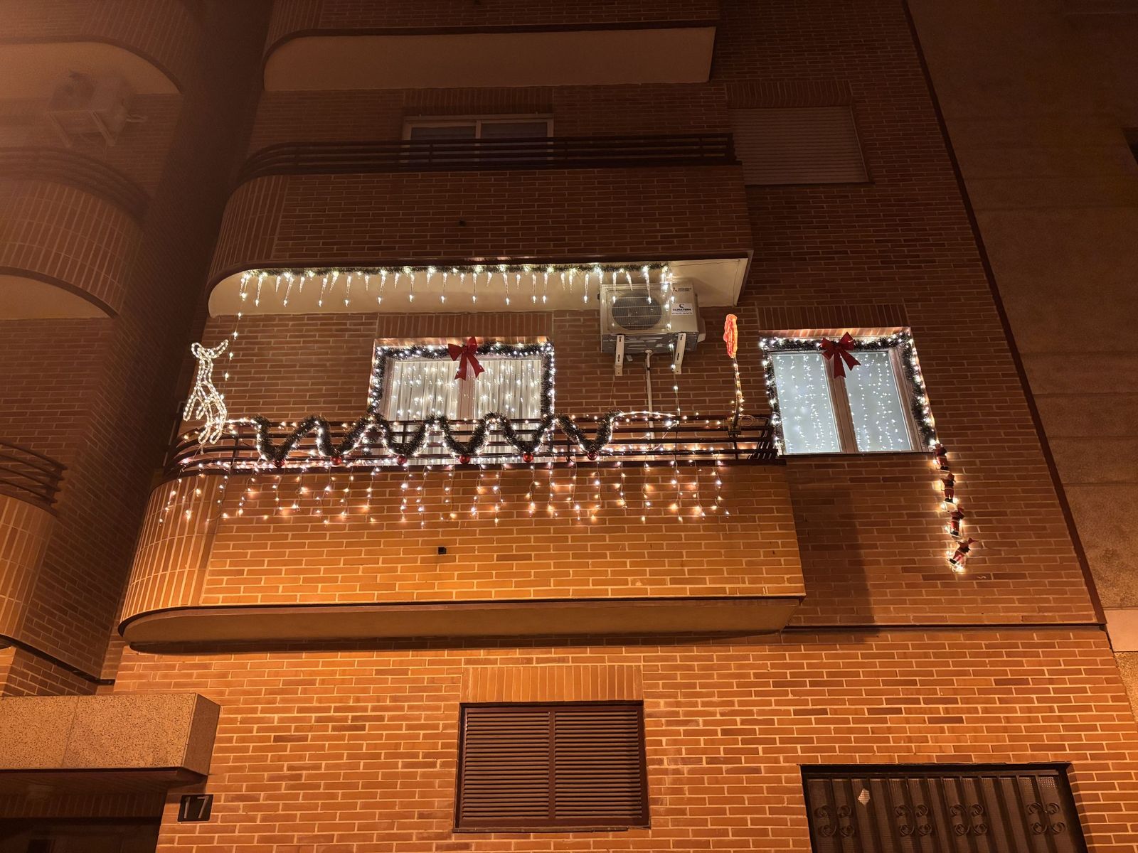 J.L.F.F. - Decoración navideña situada en una casa de la calle Nueva Zelana (2).jpeg