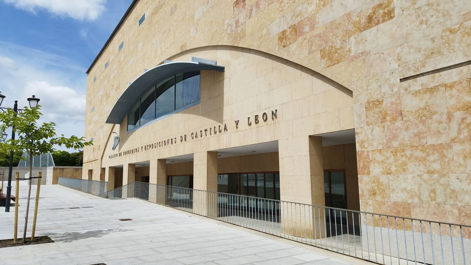 Palacio de Congresos en Salamanca. Foto de archivo