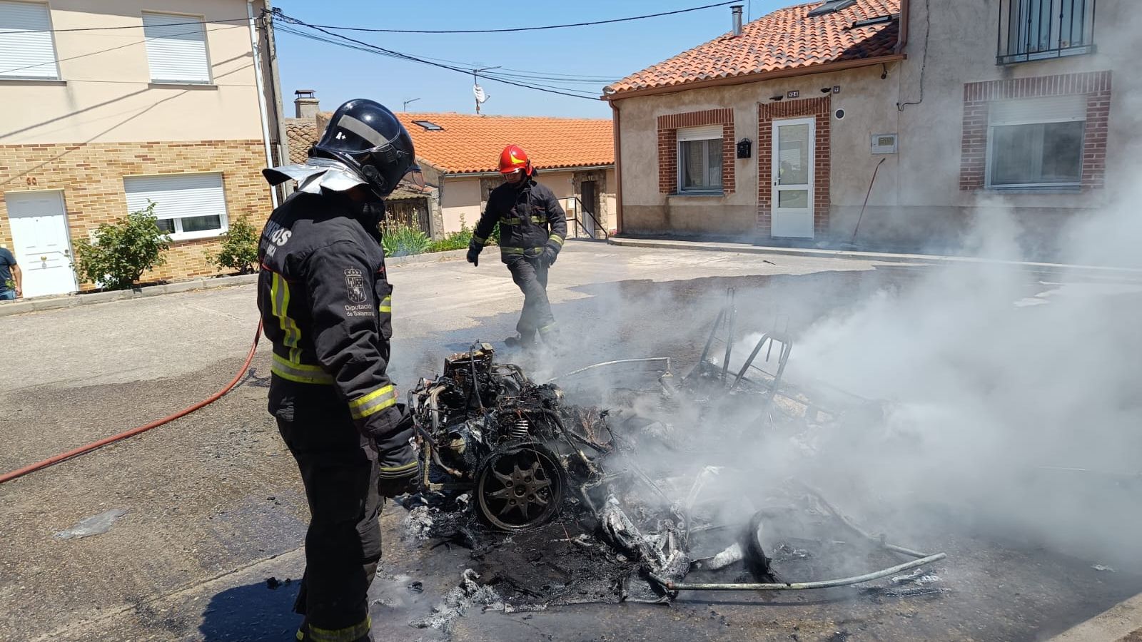 Arde un vehículo en el centro de Ledesma (3) Arde un vehículo en el centro de Ledesma (3)
