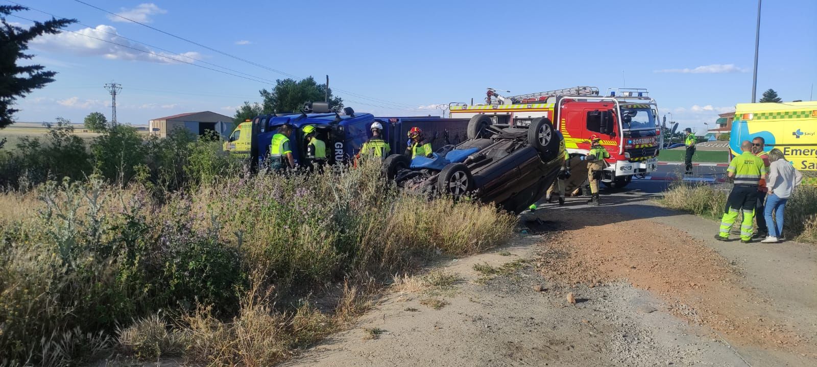 Vuelco de una grúa en Castellanos de Moriscos. FOTO S24H