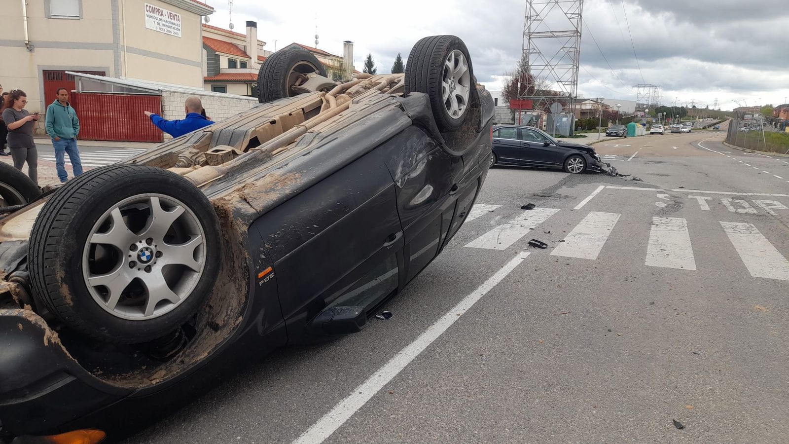 Un vehículo vuelca en un accidente en Villamayor (1)
