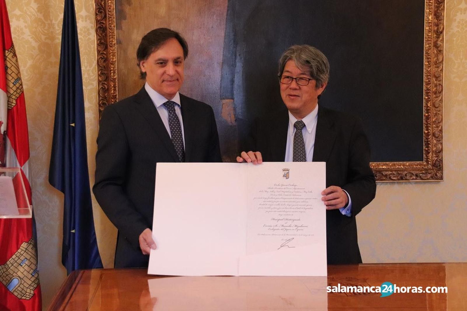 García Carbayo entrega título de huésped distinguido a Masashi Mizukami (3) (Copy)