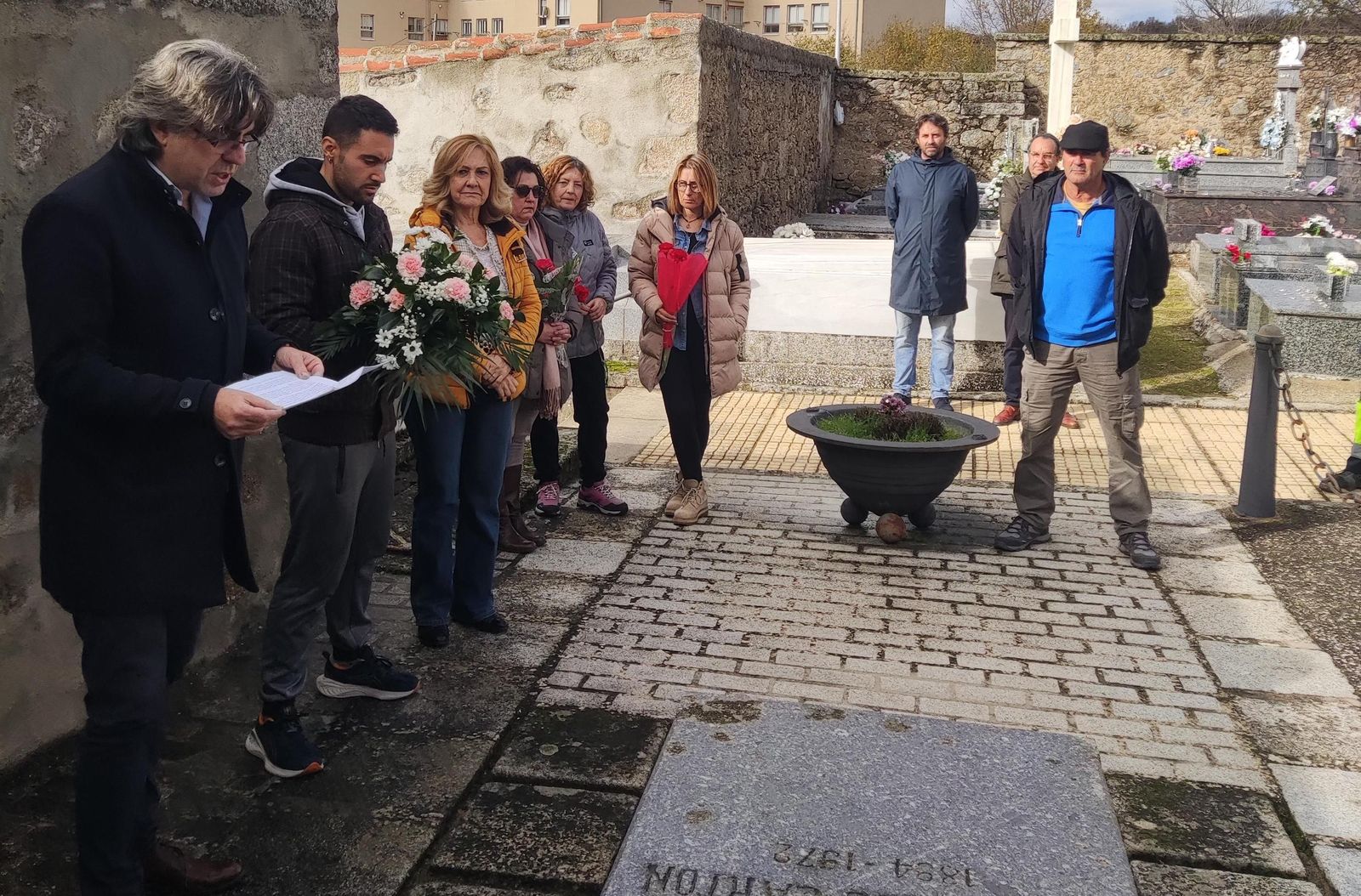 Ofrenda floral tumba Mateo Hernández