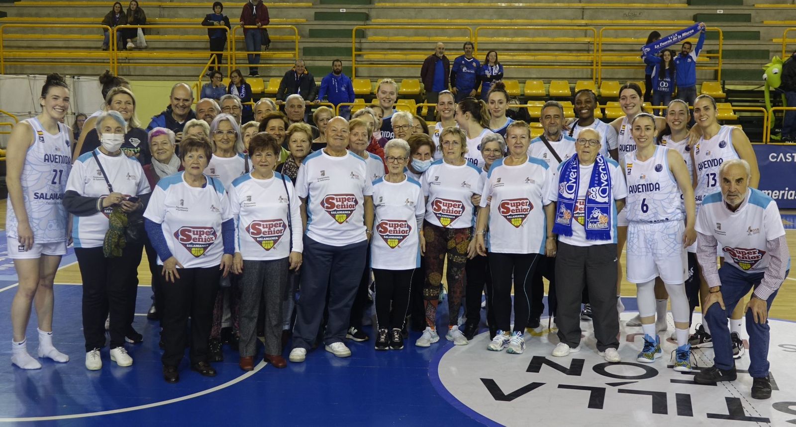 Equipo SuperSenior de baloncesto con el equipo de Perfumerías Avenida | Vía Twitter de la Delegación Salmantina de Baloncesto