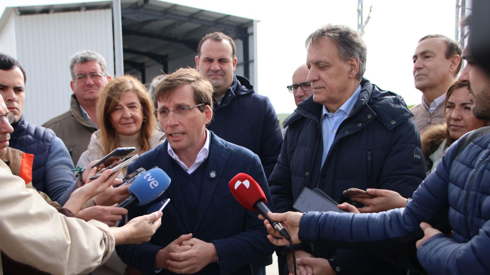 José Luis Martínez Almeida y Carlos García Carbayo, atienden a los medios de comunicación antes de realizar una visita al Puerto Seco de Salamanca