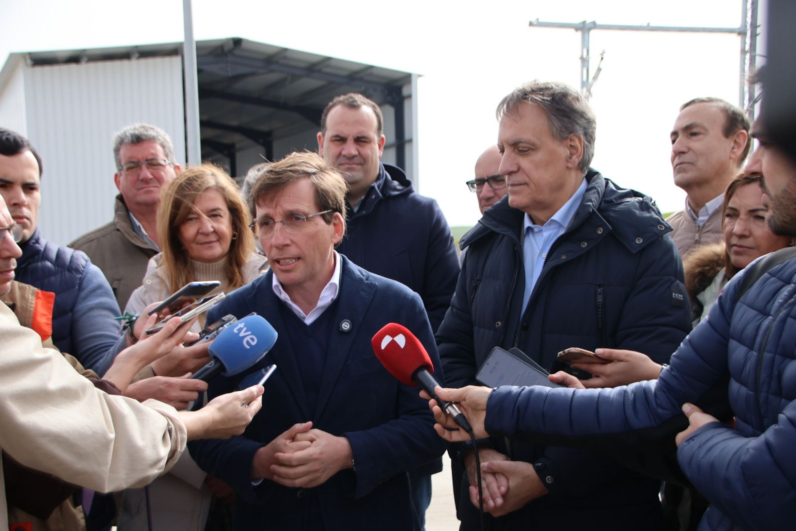 José Luis Martínez Almeida y Carlos García Carbayo, atienden a los medios de comunicación antes de realizar una visita al Puerto Seco de Salamanca