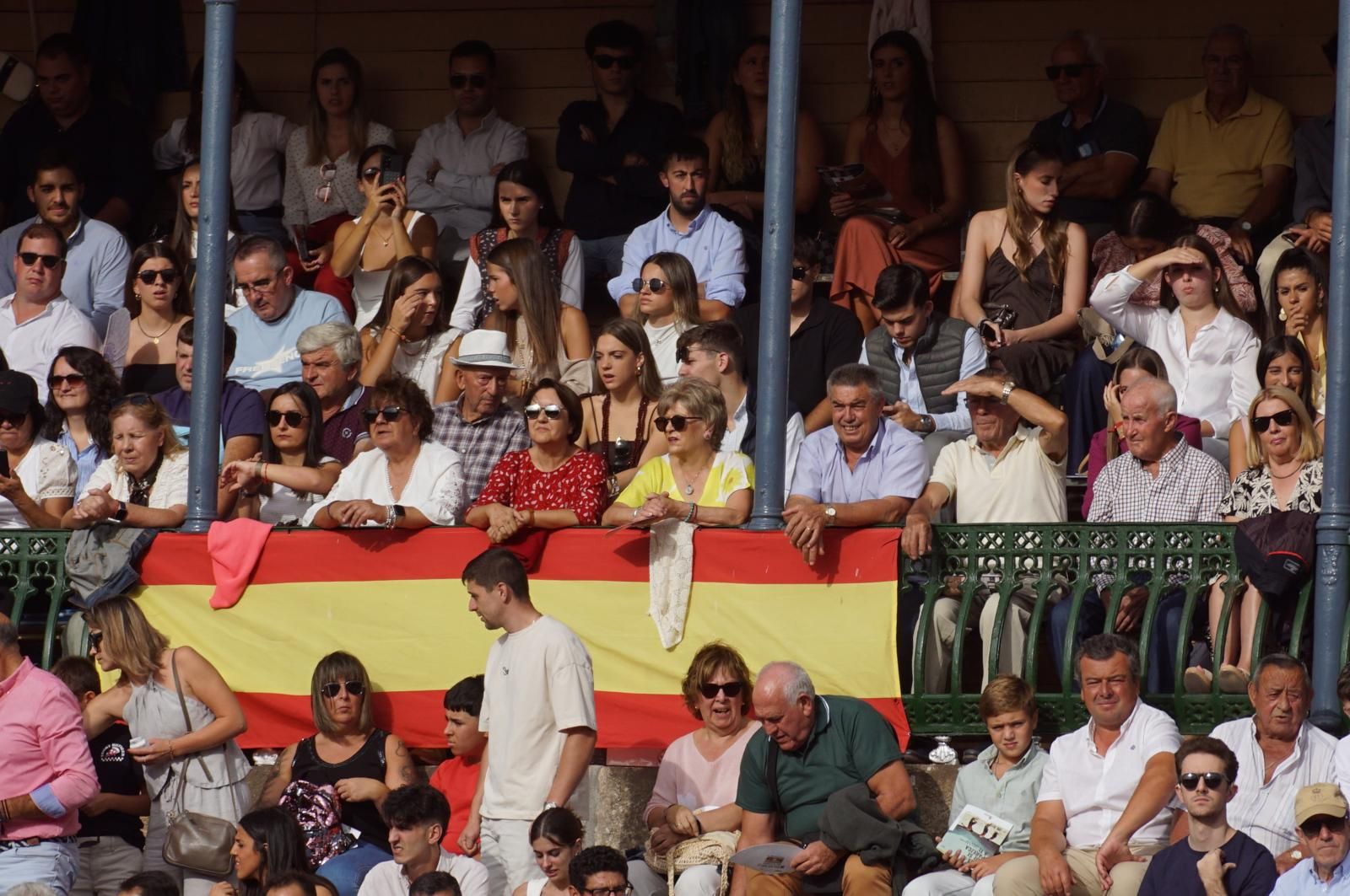 Expectación por ver los caballos de rejoneo en La Glorieta: imágenes del ambiente en los tendidos y en el patio de cuadrillas