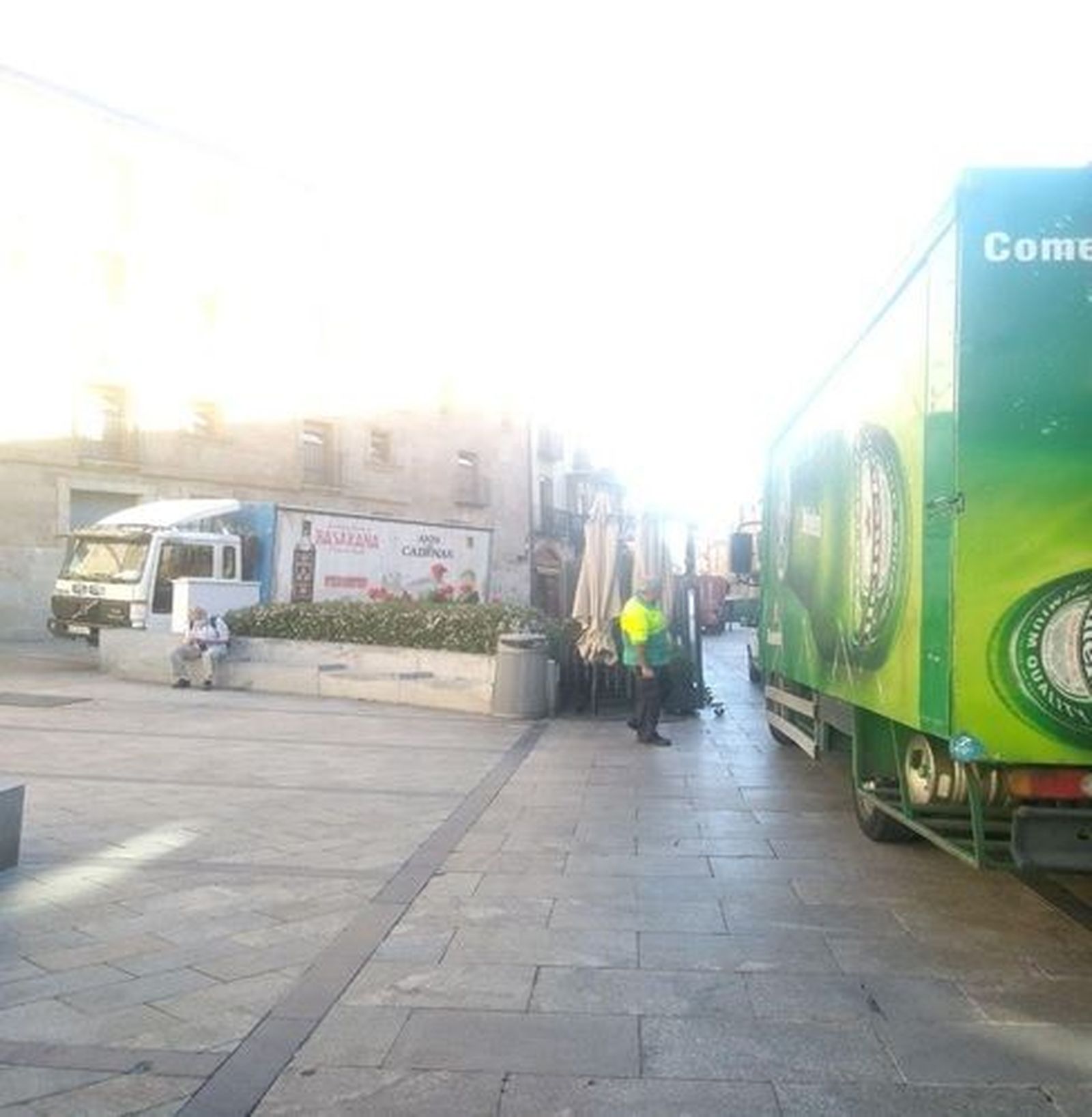 Vehículos de reparto mal estacionados