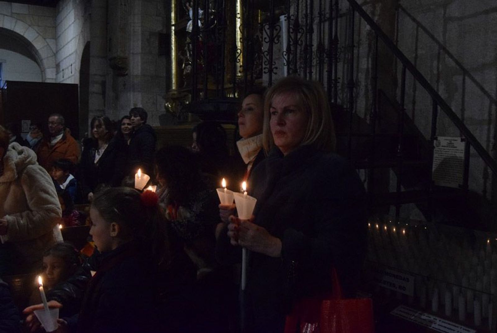 las-candelas-vuelven-a-unir-la-iglesia-de-san-juan-con-la-de-san-vicente-38