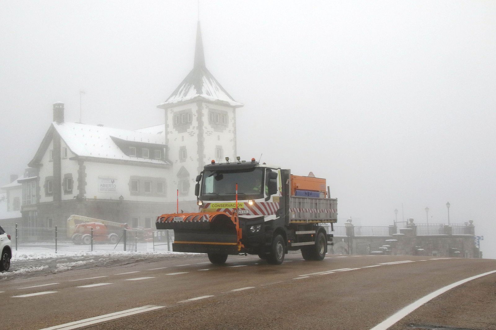 La nieve caída durante la noche no impide el paso de vehículos por el Puerto de Pajares - Peio García (ICAL)