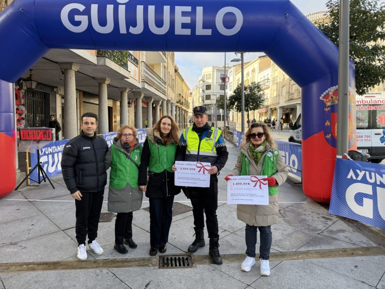 Entrega de la recaudación de la Carrera Jamón Veloz a la AECC