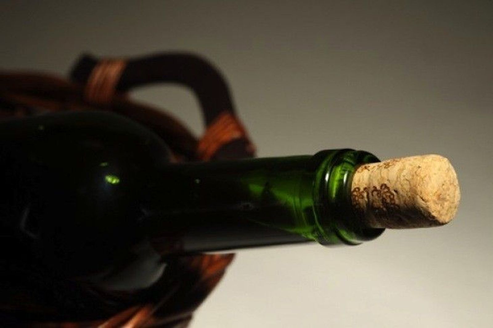 La Universidad de Salamanca busca los corchos más adecuados para cada vino