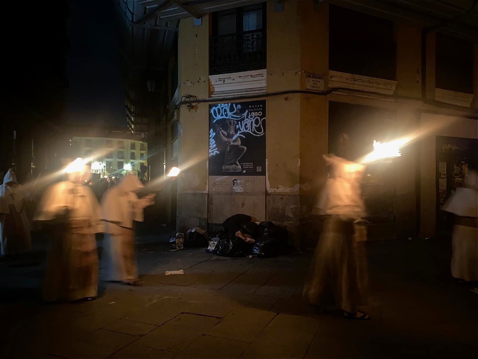 Imagen de la basura en la plaza del Fresco al paso de la procesión de la Buena Muerte
