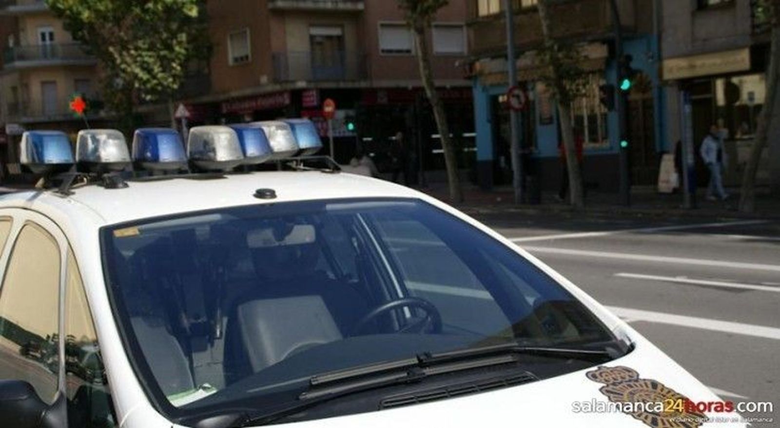 Un hombre atraca una sucursal bancaria con una llave de quitar bujías