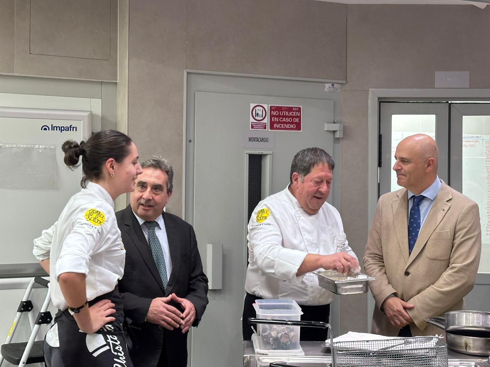 El viceconsejero de PolÃ­tica Agraria Comunitaria y Desarrollo Rural, Jorge Llorente, y el director general del Instituto TecnolÃ³gico Agrario de Castilla y LeÃ³n, Rafael SÃ¡ez, en la presentaciÃ³n de la tercera ediciÃ³n del concurso âDestapa las legumbres Tierra de Saborâ