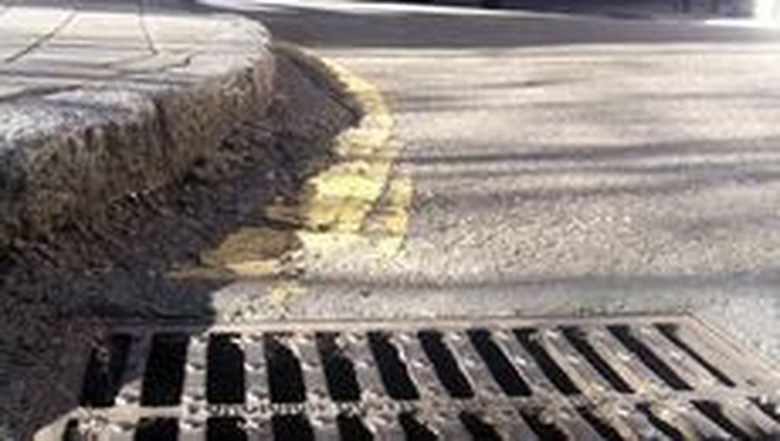 Una alcantarilla, uno de los focos principales de actuación para el control de plagas y desratización