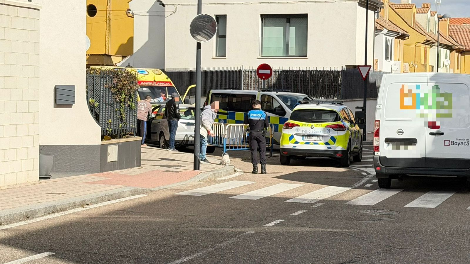 Colisión entre dos turismos en el Camino Miranda, barrio del Zurguén. Policía Local de Salamanca y ambulancia