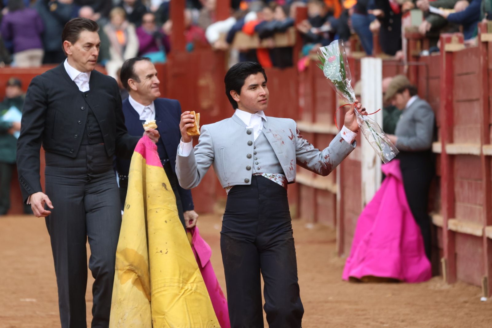 Yeferson Vanegas con el segundo novillo de la tarde en la novillada sin picadores del bolsín taurino en Ciudad Rodrigo