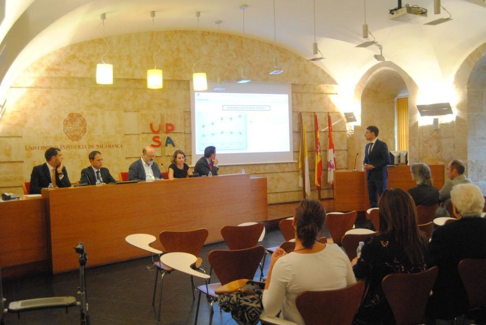 Mario Sánchez defiende su tesis doctoral ante una poblada Aula de Grados de la UPSA