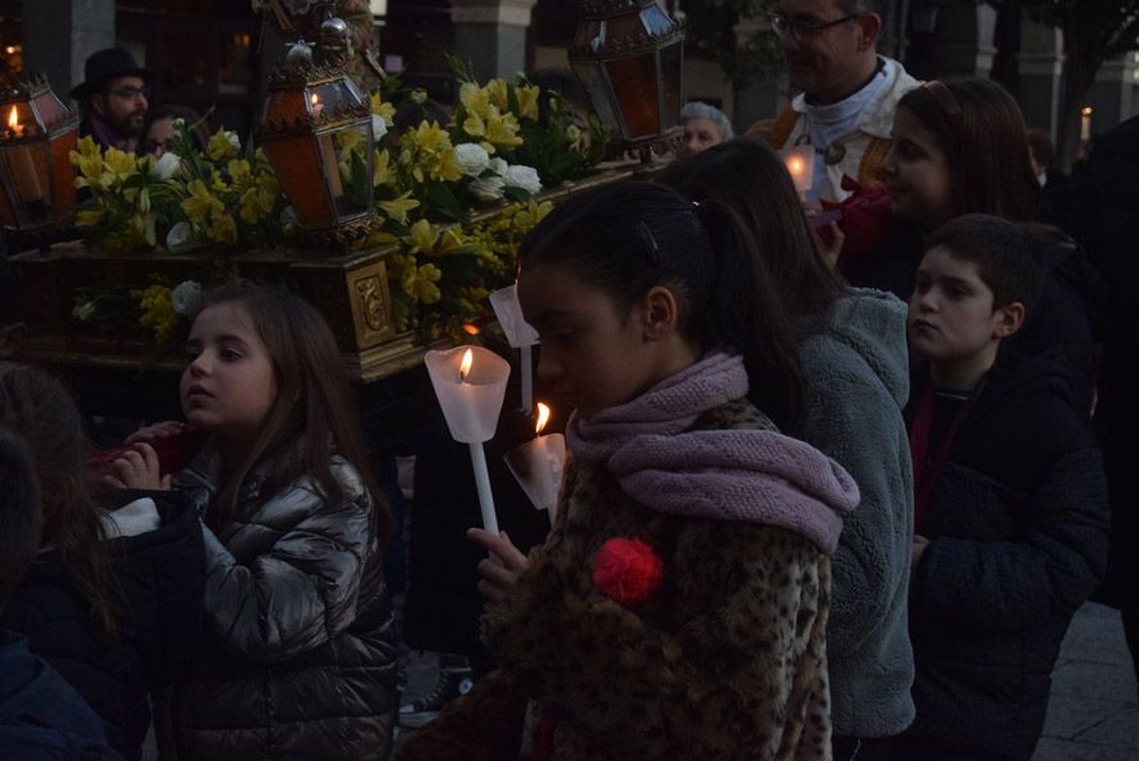las-candelas-vuelven-a-unir-la-iglesia-de-san-juan-con-la-de-san-vicente-110