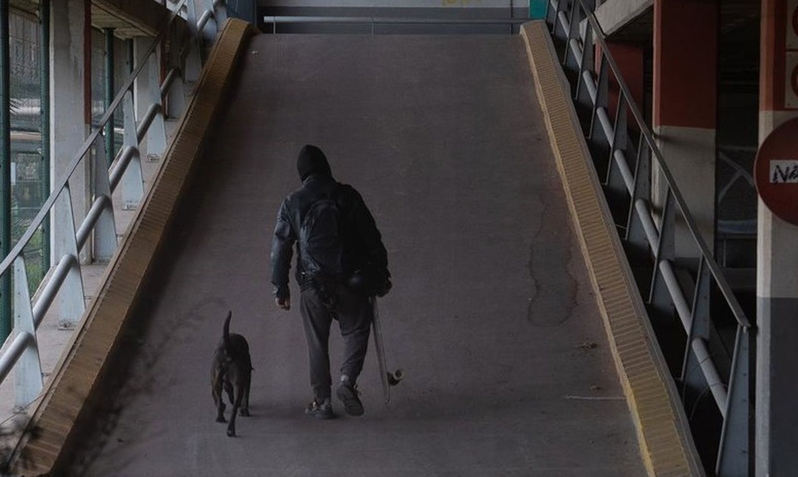 Una persona sin hogar con un perro