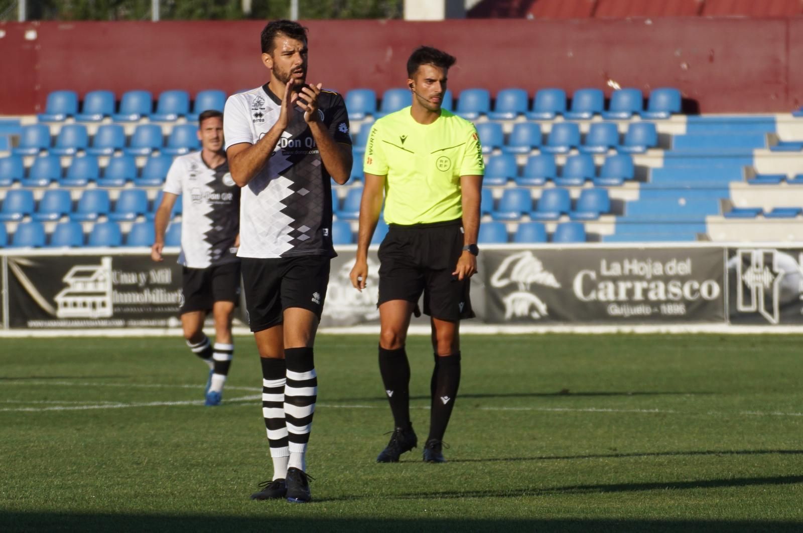 De la Nava aplaude en el amistoso ante el Zamora | FOTO JUANES De la Nava aplaude en el amistoso ante el Zamora | FOTO JUANES