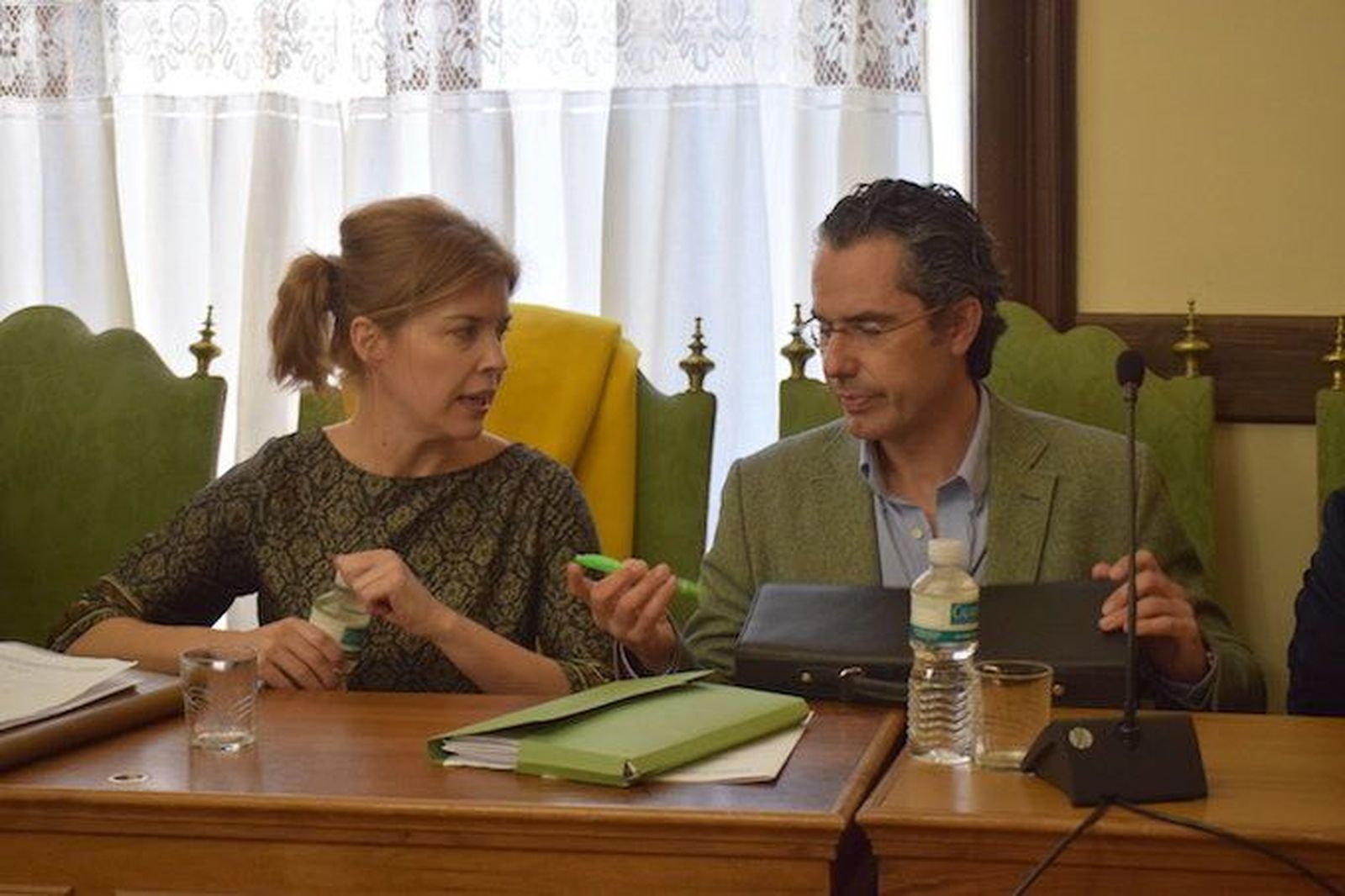 La oposición vuelve a advertir a Strieder sobre los peligros de "ir contra todo el mundo" en el tema del mercadillo