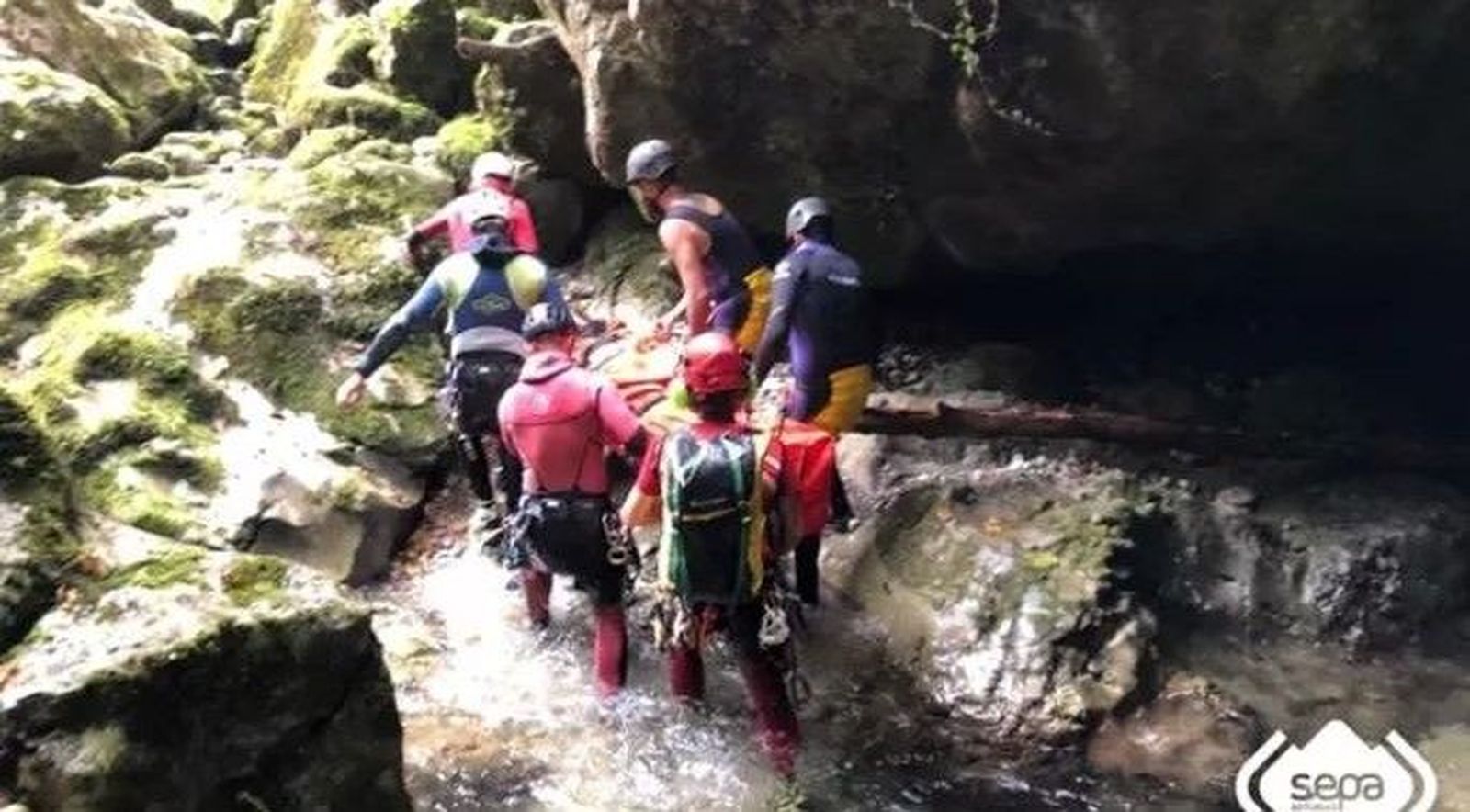 Imagen del rescate en Asturias de la joven de Pitiegua y su pareja. SEPA