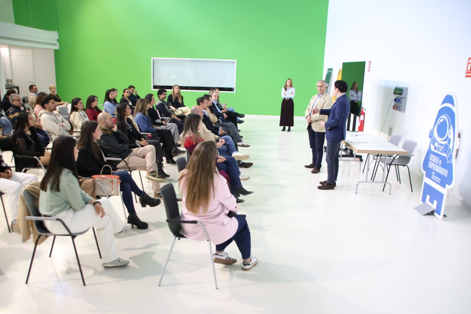 Entrega de diplomas de Centro de Alto Rendimiento Empresarial, Marketing con IA y Data Analytics de Empleo Joven