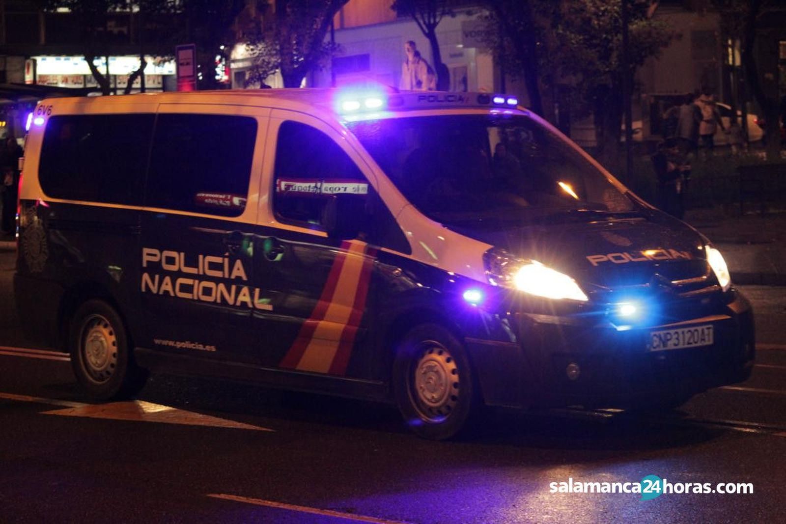 Foto de archivo de un vehículo de la Policía Nacional por la noche