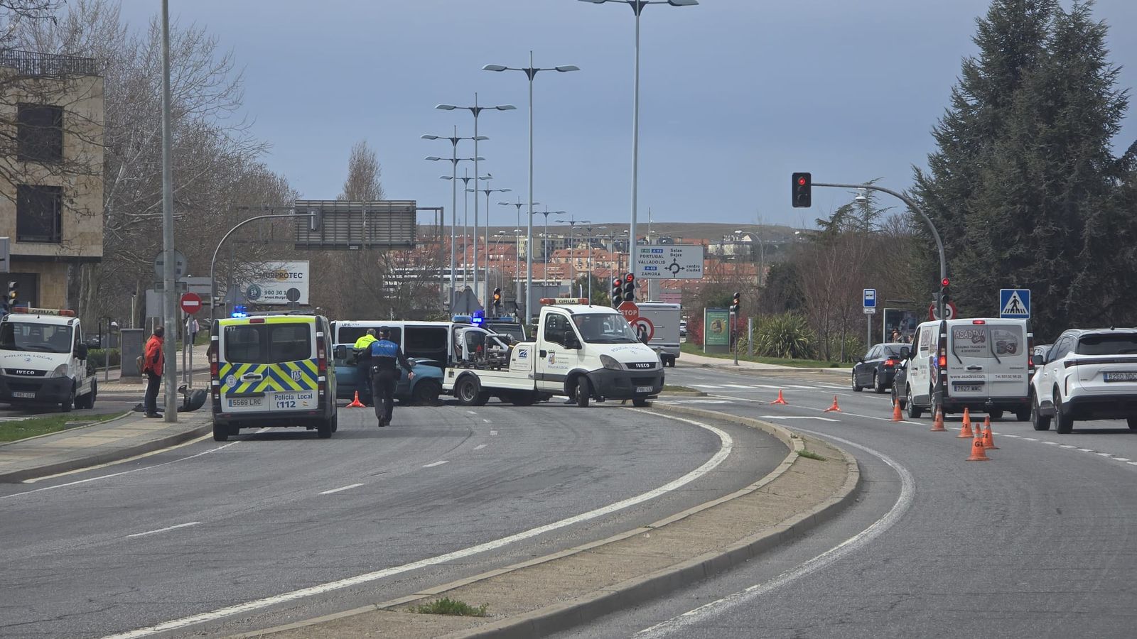 Choque entre un furgón de la  Policía Nacional y un turismo a la altura del Puente Romano
