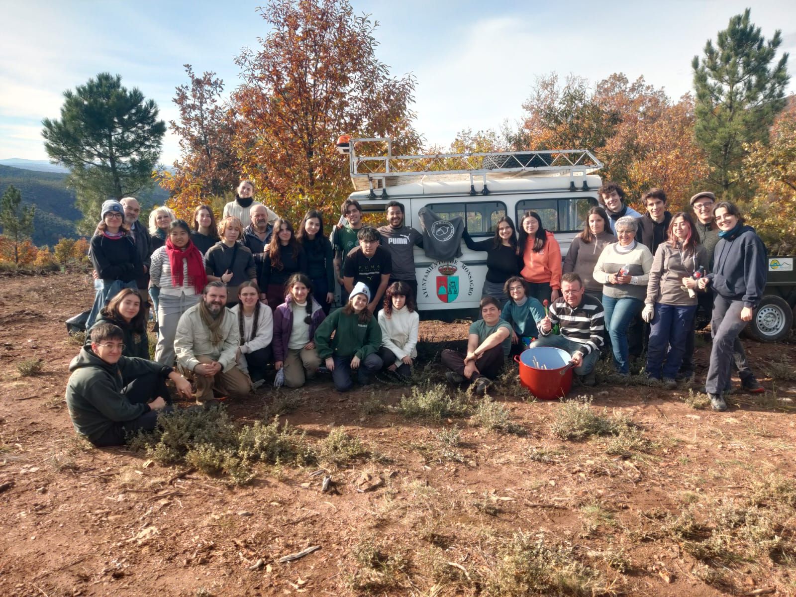 Monsagro planta mil robles y fresnos para recuperar su  paisaje del incendio de 2022