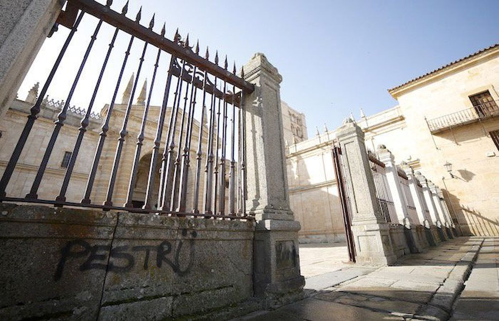 Las pintadas vuelven a cercar la ciudad