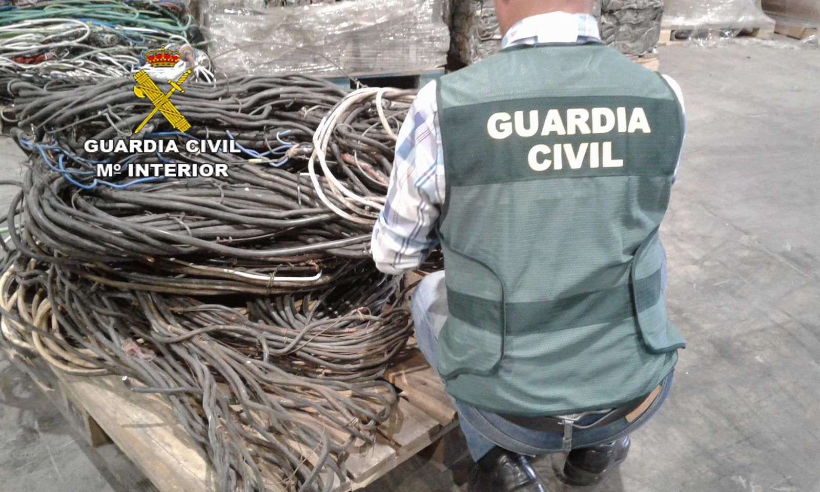 Agente de la Guardia Civil en una investigación por el robo cobre. Archivo